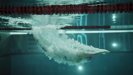 Schwimmerin unter Wasser © Screenshot 