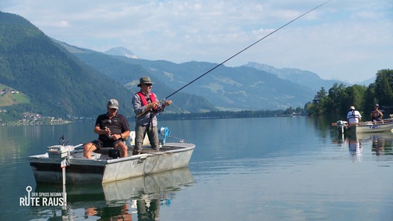 Zwei Angler befinden sich in einem Boot auf einem See. © Screenshot 