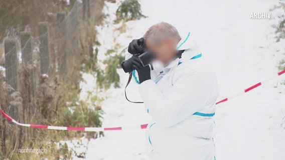 Miarbeiter der Spurensicherung macht Fotos am Tatort. © Screenshot 