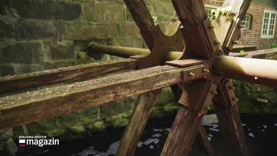 Das Wasserrad einer Wassermühle. © Screenshot 