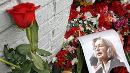 Blumen und ein Bild von Anna Politkowskaja am Tatort. Foto: epa Kochetkov / dpa © dpa/ epa Kochetkov 