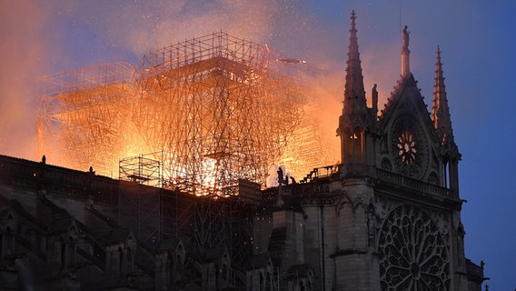 Flammen und Rauch steigen aus der Kathedrale Notre Dame auf. © Le Pictorium Agency via ZUMA/dpa Foto: Julien Mattia