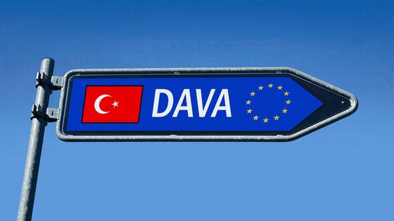 Auf einem Wegweiser mit EU-Symbol befindet sich der Schriftzug DAVA mit einer türkischen Flagge. © picture alliance / ZB Foto: Sascha Steinach
