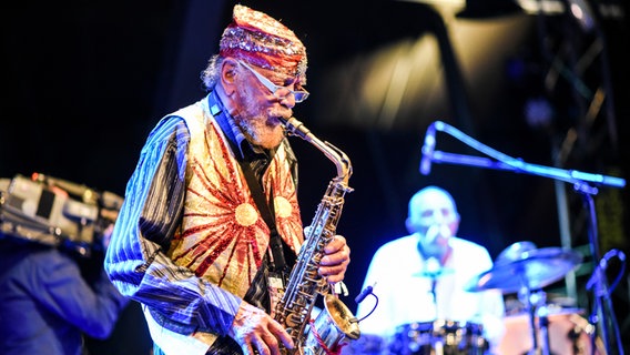 Ein Mann spielt Altsaxofon auf einer Bühne. © Lars Fröhlich / Funke Foto Services Foto: Lars Fröhlich
