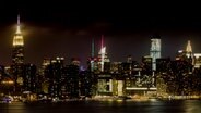 Die New Yorker Skyline bei Nacht von Brooklyn aus gesehen. © Aaron Davis // CC BY-SA 4.0 DEED Foto: Aaron Davis