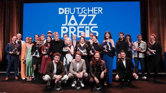 Die Preisträger*innen des Deutschen Jazzpreises 2024 auf einer Bühne © Deutscher Jazzpreis / Niclas Weber Foto: Niclas Weber