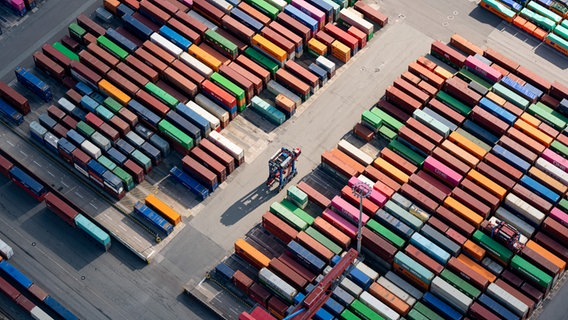 Blick aus der Luft auf ein Containerterminal im Hamburger Hafen. © picture alliance/dpa Foto: Daniel Reinhardt