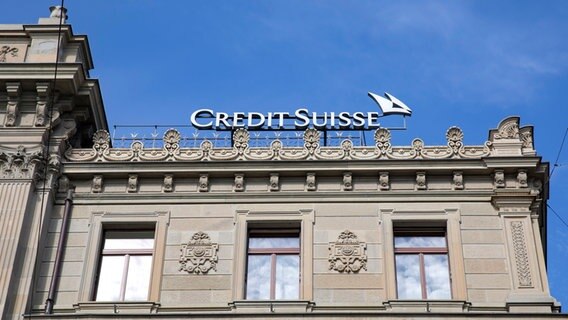 Der Schriftzug einer Filiale der Schweizer Bank Credit Suisse © picture alliance / Geisler-Fotopress | Robert Schmiegelt/Geisler-Fotopr 