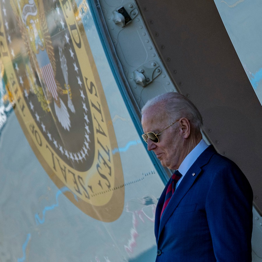 Der Präsident der USA, Joe Biden, steigt aus der Air Force One auf dem Seattle-Tacoma International Airport. © AP Foto: Alex Brandon