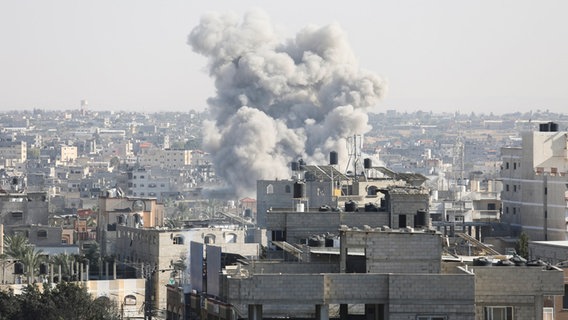Palästinensische Gebiete, Rafah: Rauch steigt nach einem israelischen Luftangriff auf. © dpa-Bildfunk Foto: Hatem Ali
