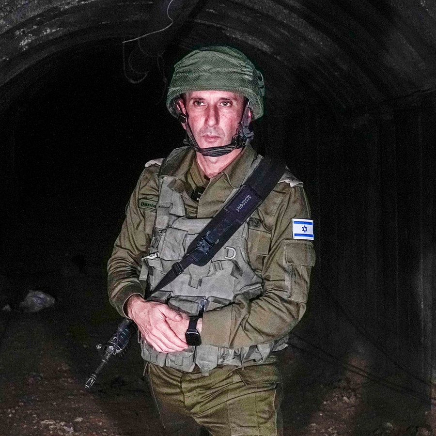 Der Sprecher des israelischen Militärs, Daniel Hagari, spricht zu Medienvertretern in einem Tunnel der Hamas in Gaza (Archivbild). © AP/dpa Foto: Ariel Schalit