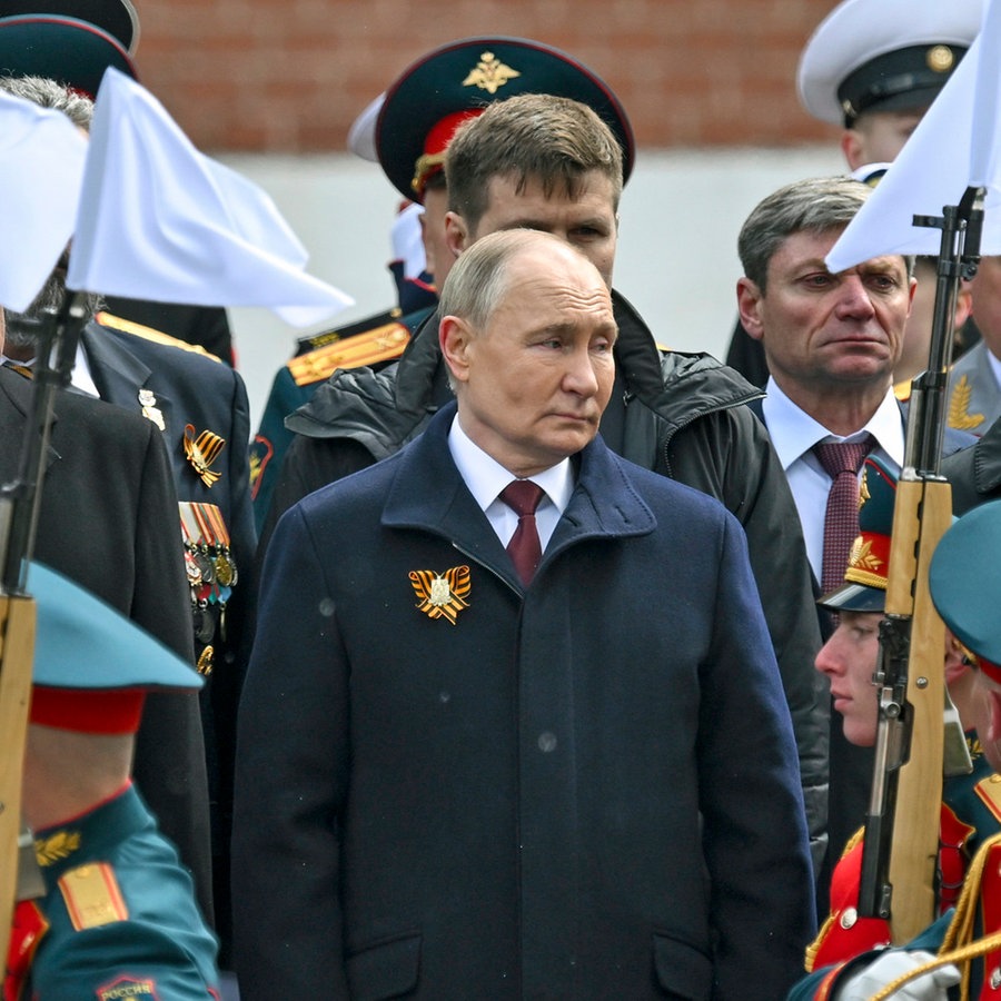Der russische Präsident Wladimir Putin nimmt an einer Kranzniederlegung am Grab des Unbekannten Soldaten nach der Militärparade zum Tag des Sieges in Moskau teil. © Pool Sputnik Kremlin/AP/dpa Foto: Maxim Blinov