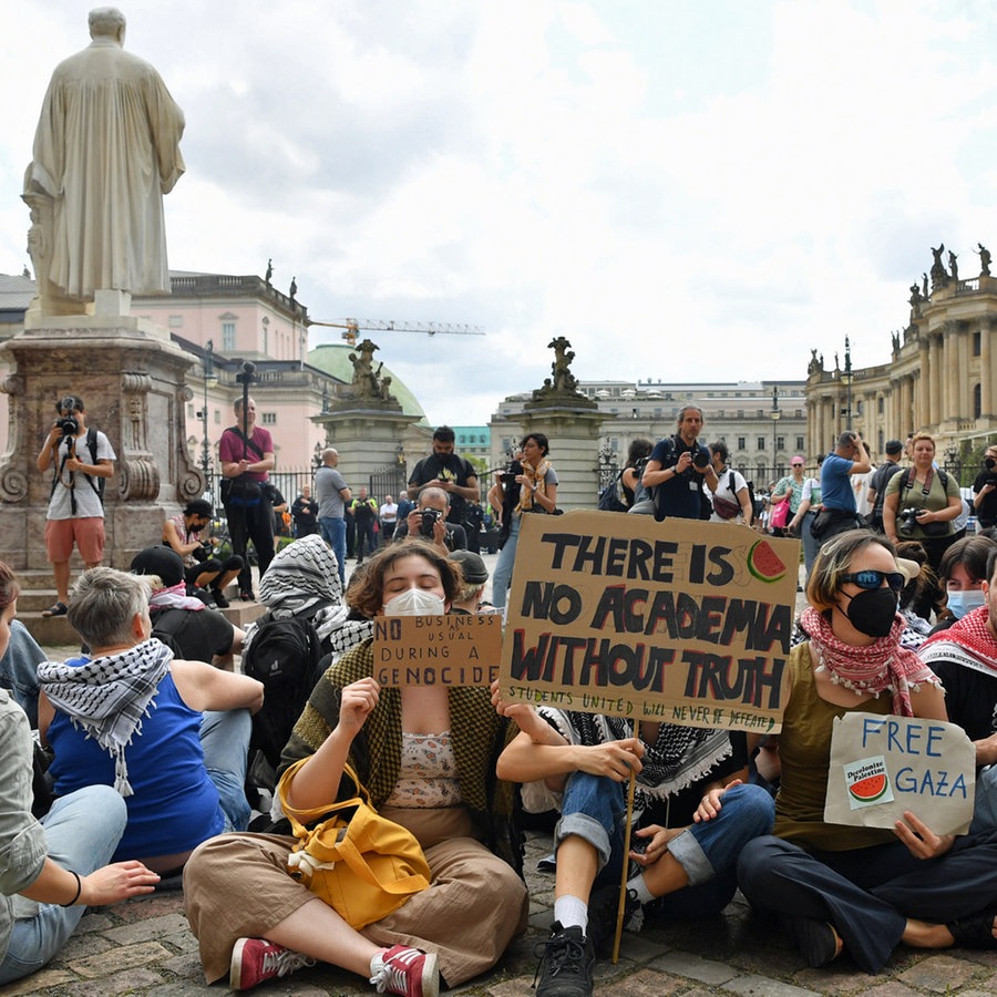 Menschen protestieren auf dem Gelände der Humboldt-Universität Berlin gegen den Krieg im Gazastreifen. © Paul Zinken/dpa 