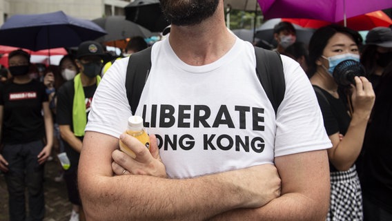 Ein Demonstrant trägt ein T-Shirt mit dem Aufdruck "Liberate Hong Kong". © dpa picture alliance Foto: Miguel Candela