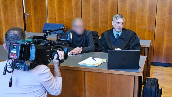 Der angeklagte Landwirt sitzt neben seinem Anwalt Stefan Heuer in einem Gerichtssaal im Amtsgericht Göttingen. © Christian Brahmann/dpa Foto: Christian Brahmann