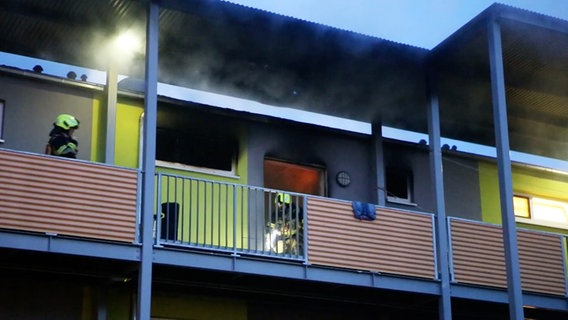 Feuerwehrleute löschen ein Feuer in einer Flüchtlingsunterkunft in Göttingen. © TeleNewsNetwork 