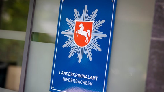 Ein Schild mit der Aufschrift "Landeskriminalamt Niedersachsen" ist im Eingangsbereich der Behörde zu sehen. © picture alliance/dpa Foto: Moritz Frankenberg