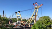 Die Deichbrücke in Wilhelmshaven wird nach einer Sanierung mit einem Schwimmkran zurück an ihren Platz gebracht. © NDR Foto: Jutta Przygoda
