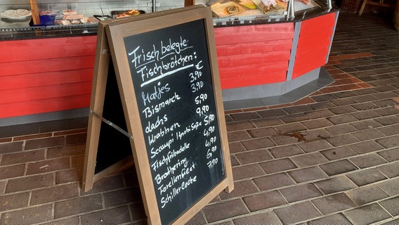 Krabbenbrötchen kosten in Cuxhaven fast zehn Euro. © NDR Foto: Jörn Pietschke