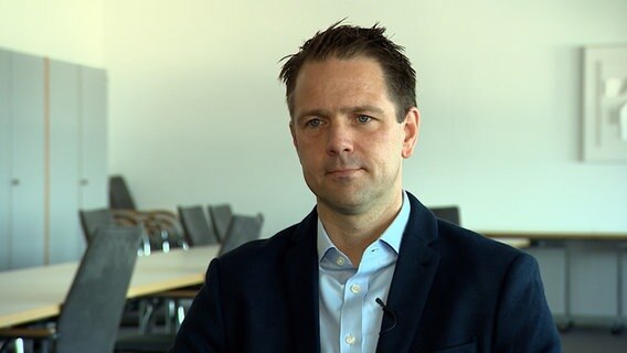 Dr. Harm Bandholz, Professor für Volkswirtschaftslehre und Wirtschaftspolitik an der FH Kiel, blickt in die Kamera bei einem Interview. © NDR 
