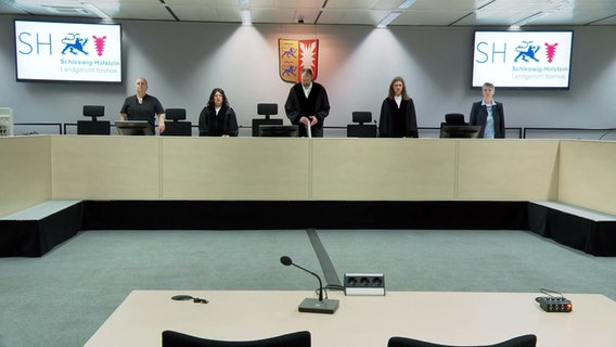 Das Gericht steht in einem Gerichtssaal bei der Urteilsverkündung im Fall Brokstedt. © NDR 