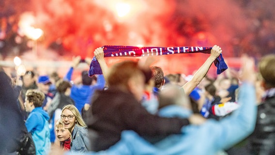 Holstein Kiel Fans feiern den Aufsteig des Vereins im Holsteinstadion. © dpa Bildfunk Foto: Axel Heimken