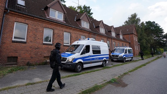 Polizei-Spezialeinheiten durchsuchen zahlreiche leer stehenden Gebäude auf dem MFG 5-Gelände in Kiel-Holtenau. © picture alliance/dpa | Marcus Brandt 