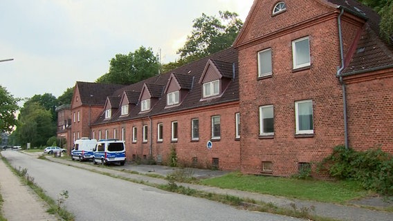 Polizei-Spezialeinheiten durchsuchen zahlreiche leer stehenden Gebäude auf dem MFG 5-Gelände in Kiel-Holtenau. © Daniel Friederichs 