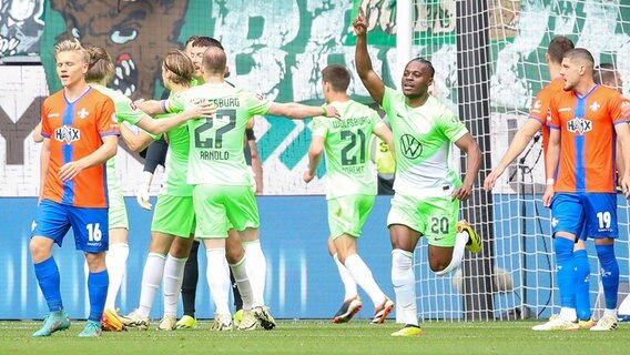 Wolfsburg-Spieler bejubeln einen Treffer. © IMAGO / Jan Huebner 