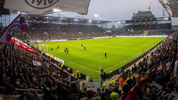Übersicht Millerntorstadion, Fans FC St. Pauli, 14.10.2022, 2. Bundesliga Fußball © WITTERS 
