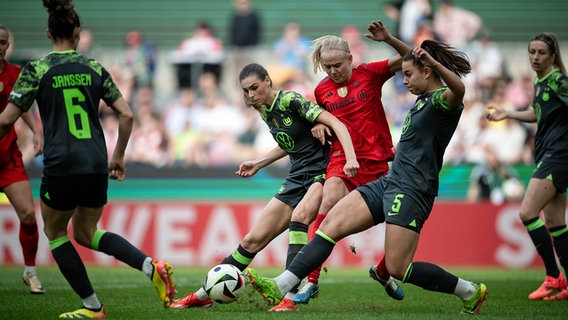 Spielszene des DFB-Pokal-Finales der Frauen Wolfsburg (grün) gegen Bayern München © picture alliance/dpa 