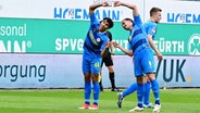 Braunschweigs Torschütze Johan Gomez (l.) und Rayan Philippe bejubeln einen Treffer. © IMAGO / Zink 