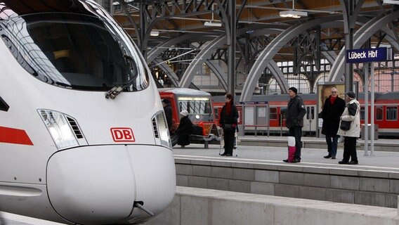 Ein ICE-Zug steht im Lübecker Hauptbahnhof. © picture-alliance/ dpa Foto: Marcus Brandt