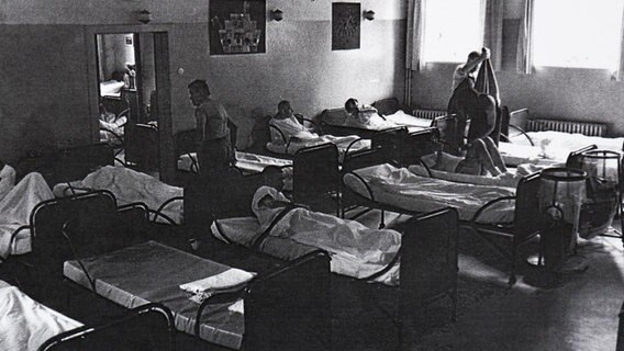 Ein Schlafsaal in den Alsterdorfer Anstalten um 1970 © NDR 