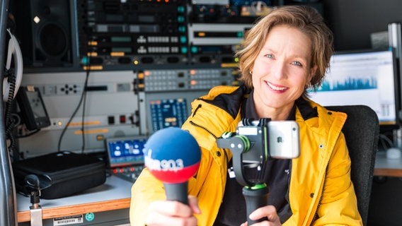 Anna Rüter, journaliste de NDR 90.3, dans le car régie © NDR 90.3 Photo : Marco Peter