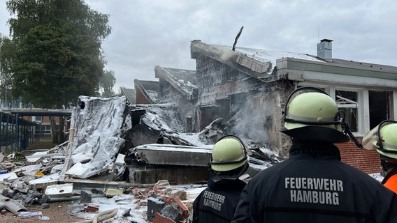 Feuerwehrleute stehen vor explodierter Schule in Finkenwerder © NDR/Finn Kessler Foto: Finn Kessler