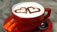 Eine Tasse Cappuccino dekoriert mit zwei Herzen aus Kakao. © picture-alliance/ ZB Foto: Patrick Pleul