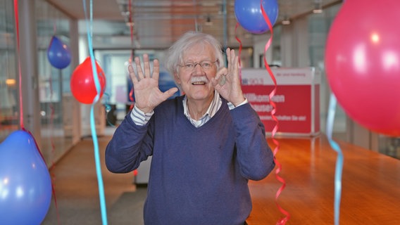 Carlo von Tiedemann zeigt mit seinen Händen die Zahl 50. © NDR/Marco Peter 