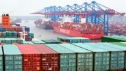 Das Containerschiff "CSCL Globe" der Reederei China Shipping Group wird für das Verladen vorbereitet. © dpa - Bildfunk Foto: Christian Charisius