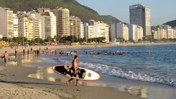 Strandleben an der Copacabana in Rio de Janeiro, Brasilien © Picture Alliance Foto: Marcelo Sayao