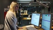 Eva Tanski vom Verkehrszentrum Rotherbaum (NDR 90,3) präsentiert die Verkehrsmeldungen. Eva Tanski vom Verkehrszentrum Rotherbaum (NDR 90,3) präsentiert die Verkehrsmeldungen. © NDR Foto: Bert Beyers