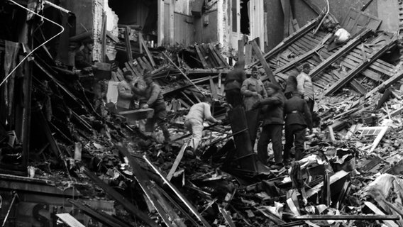 Aufräumarbeiten in den Haustrümmern nach den Luftangriffen auf Hamburg 1943 © Uwe Petersen Foto: Andreas Werner