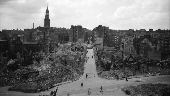 Der Turm von St. Michaelis inmitten von Trümmern nach den Luftangriffen auf Hamburg 1943 © Uwe Petersen Foto: Andreas Werner
