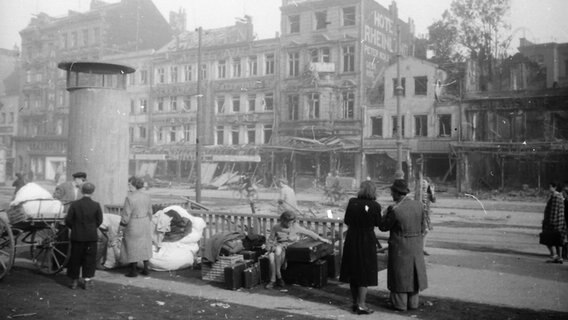 Ausgebombte Hamburger stehen mit Koffern auf der Straße © Uwe Petersen Foto: Andreas Werner