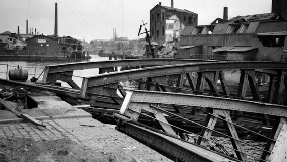 Zerstörte Brücke nach den Luftangriffen auf Hamburg 1943 © Uwe Petersen Foto: Andreas Werner
