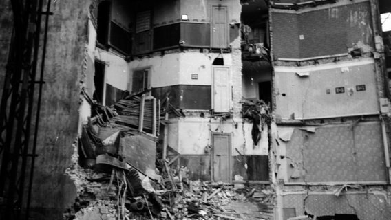Blick in zerstörte Wohnungen nach den Luftangriffen auf Hamburg 1943 © Uwe Petersen Foto: Andreas Werner