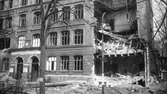 Zerstörtes Schulgebäude nach den Luftangriff auf Hamburg 1943 © Uwe Petersen Foto: Andreas Werner