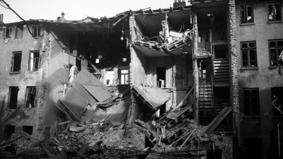 Blick in ein von Bomben zerstörtes Wohnhaus nach den Luftangriffen auf Hamburg 1943 © Uwe Petersen Foto: Andreas Werner