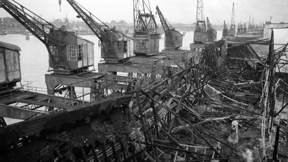 Blick über ein bei der Bombardierung zerstörtes Werftgelände nach den Luftangriffen auf Hamburg 1943 © Uwe Petersen Foto: Andreas Werner