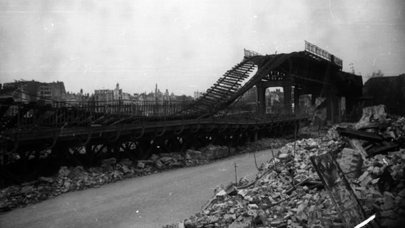 Ein zerstörtes, von Trümmern umgebenes Eisenbahn-Viadukt nach den Luftangriffen auf Hamburg 1943 © Uwe Petersen Foto: Andreas Werner